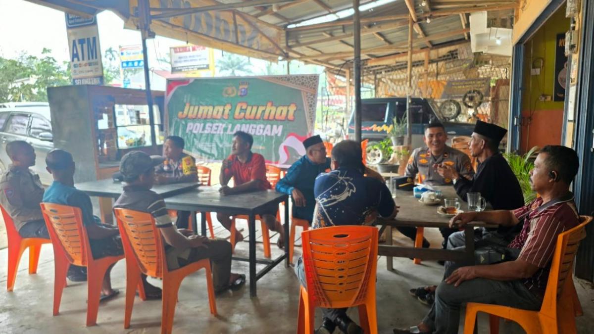 Polsek Langgam Gelar Jumat Curhat di Desa Segati, Warga Diajak Jaga Kamtibmas
